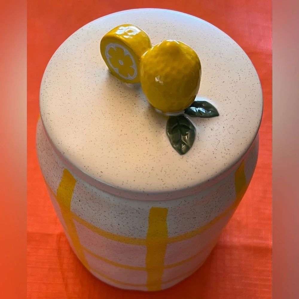Sur La Table NIB gorgeous with a bit of whimsy 1 quart Lemon Canister with lid